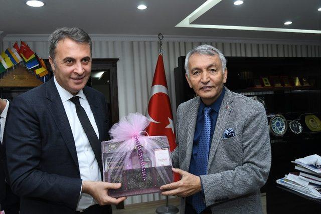 Fikret Orman’dan Başkan Günaydın’a Beşiktaş forması