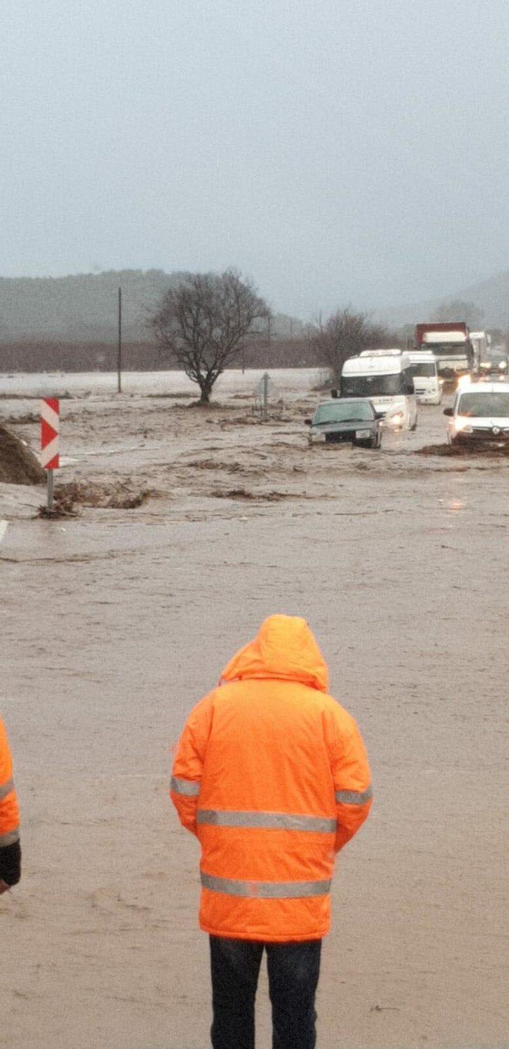 İzmir'de sel nedeniyle karayolu trafiğe kapatıldı! Araçlar mahsur kaldı G4