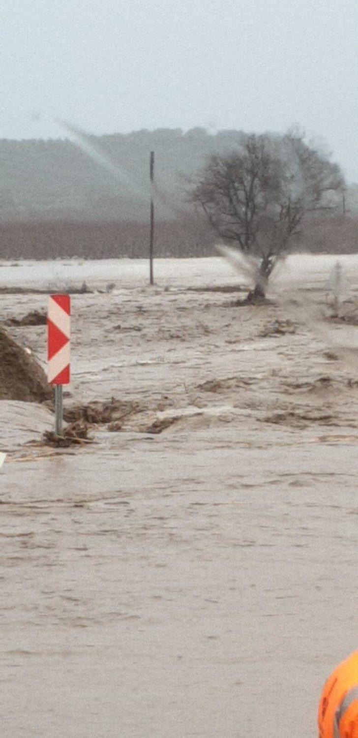 İzmir'de sel nedeniyle karayolu trafiğe kapatıldı! Araçlar mahsur kaldı G2