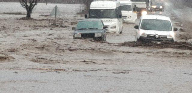 Tire-Belevi karayolu, sel nedeniyle ulaşıma kapandı