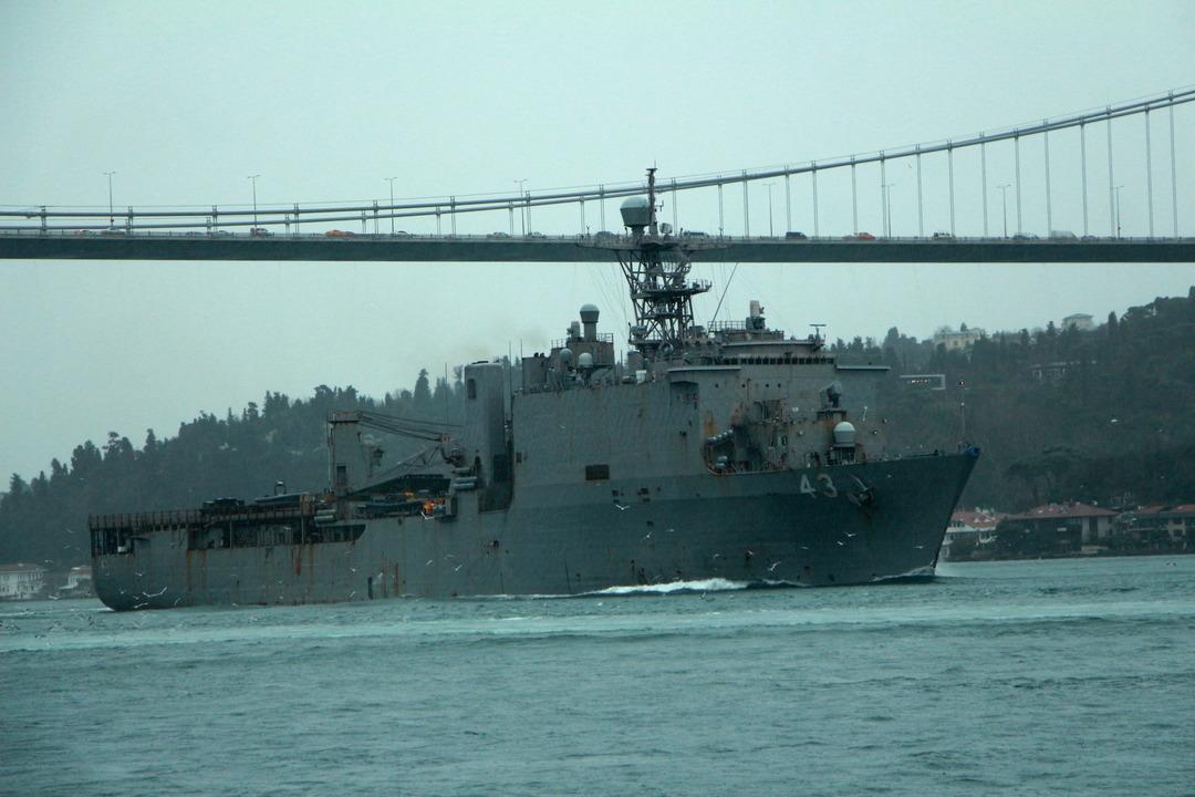 ABD savaş gemisi İstanbul Boğazı'ndan ge&ccedil;ti