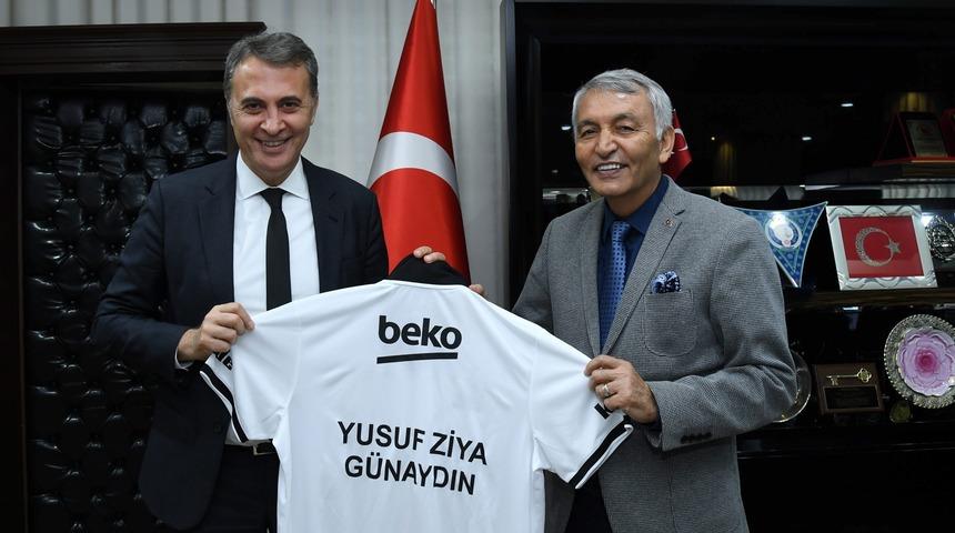 Fikret Orman'dan Yusuf Ziya G&uuml;naydın'a Beşiktaş forması