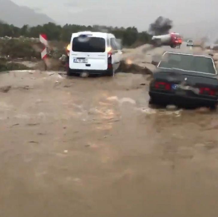 İzmir'de sel nedeniyle karayolu trafiğe kapatıldı! Araçlar mahsur kaldı G1