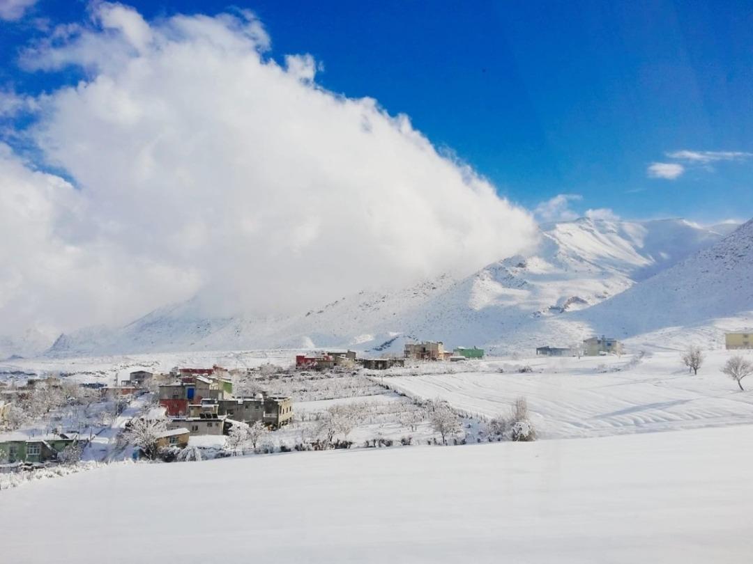 Beyaza b&uuml;r&uuml;nen il&ccedil;ede kartpostallık manzara oluştu