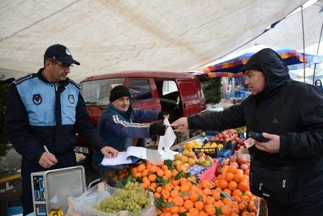 Kartepe Zabıtası’ndan pazarcı esnafa mobil vezne kolaylığı