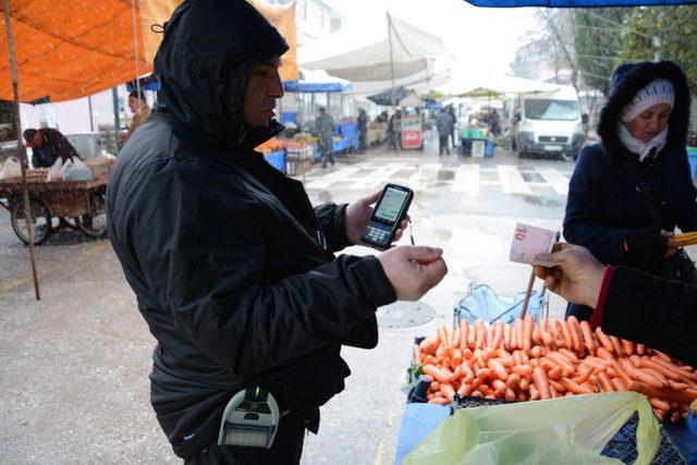 Kartepe Zabıtası’ndan pazarcı esnafa mobil vezne kolaylığı