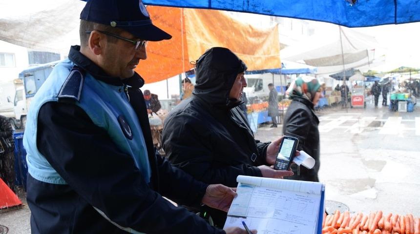 Kartepe Zabıtası&rsquo;ndan pazarcı esnafa mobil vezne kolaylığı