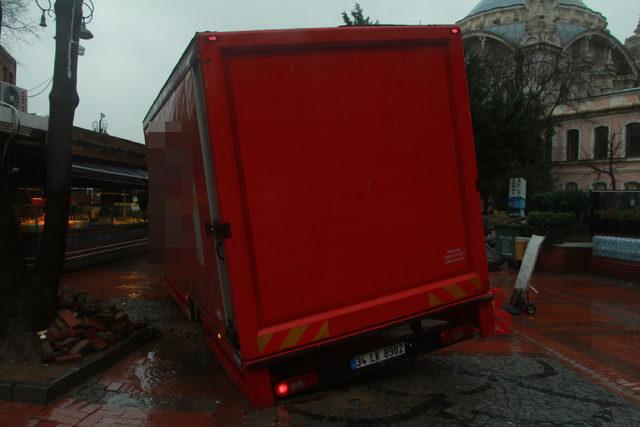 Ortaköy'de kamyon yoldaki çukura düştü