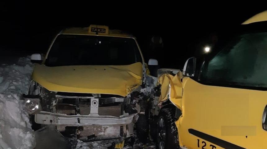 İki taksi &ccedil;arpıştı: 1 yaralı