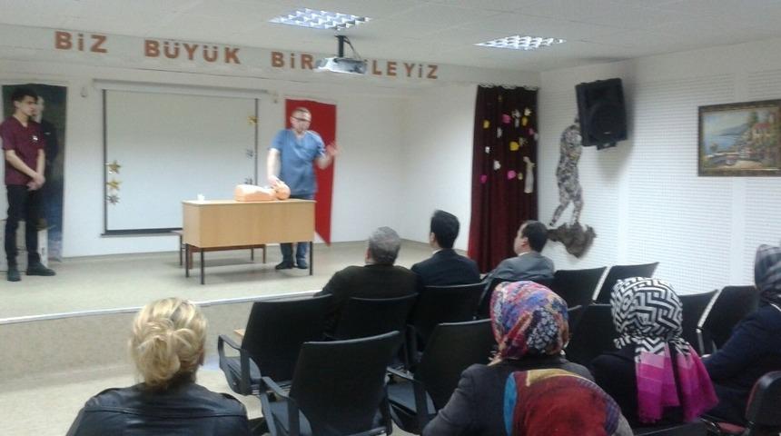 &Ouml;ğrenciler aileleriyle beraber ilk yardımı &ouml;ğreniyor