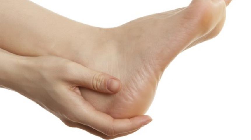 Topuğunuzda ağrı ve gerilme hissi yaşıyorsanız sakın ihmal etmeyin