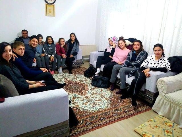 Erzincan’da öğretmenler köylere giderek velilerle buluşuyor