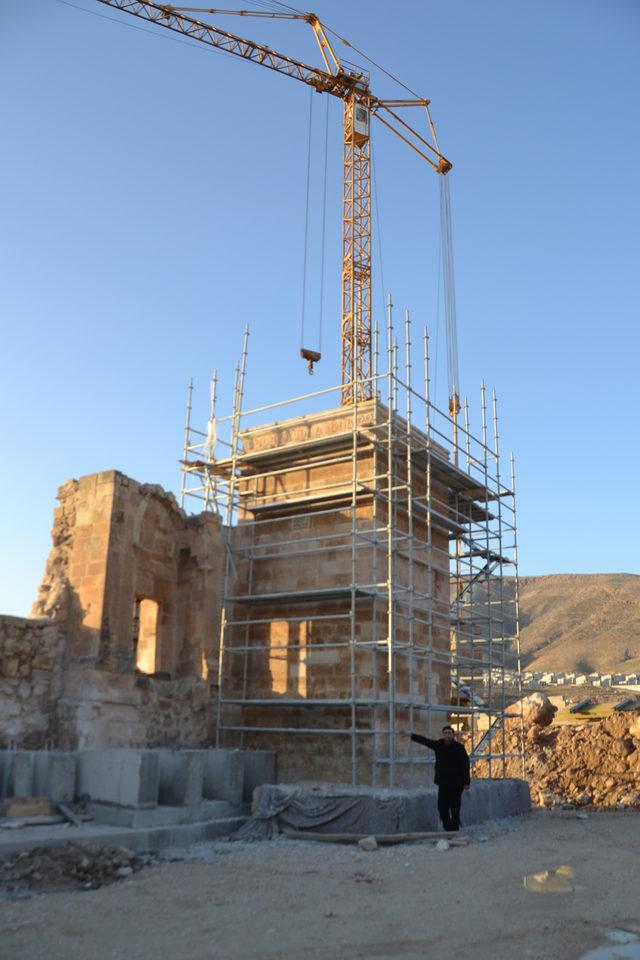 Hasankeyf'te taşınan 610 yıllık minare, yeni yerinde yükseliyor