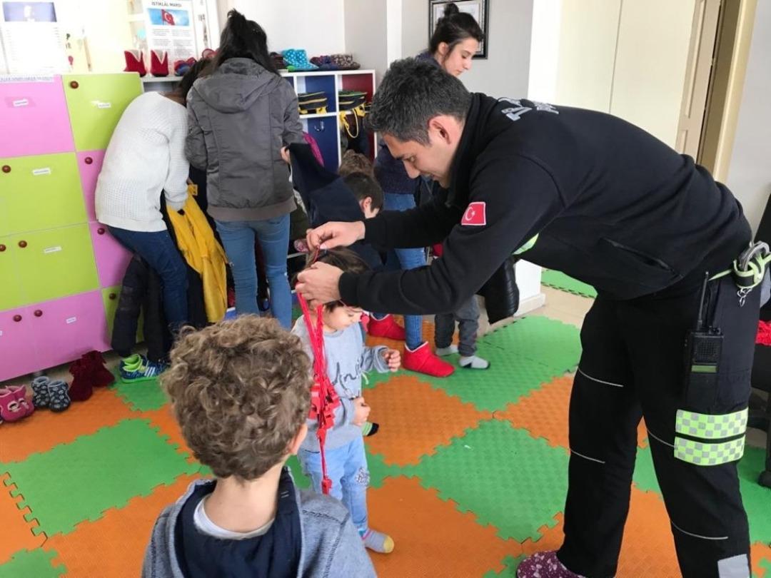 Minik &Ouml;ğrencilere Kırmızı D&uuml;d&uuml;k