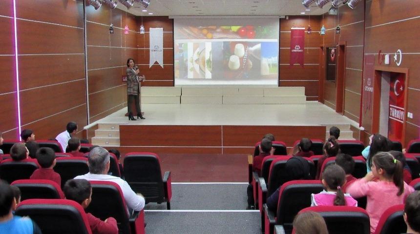 &Ouml;ğrencilere sağlıklı beslenmenin &ouml;nemi anlatıldı