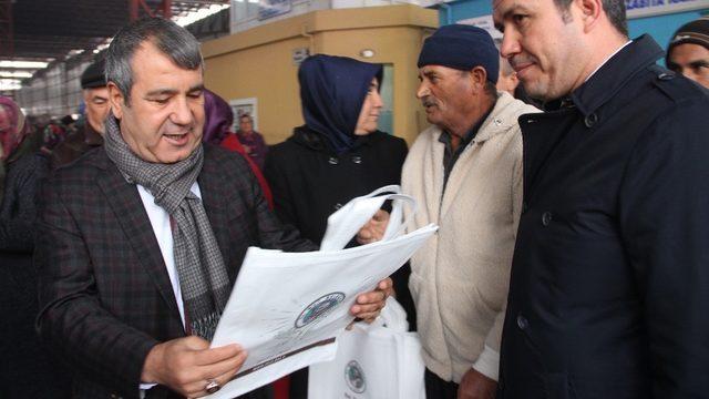 Başkan Yılmaz pazar çantası dağıttı