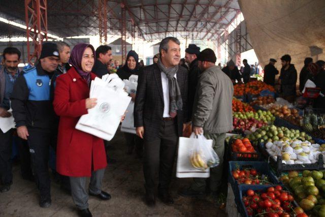 Başkan Yılmaz pazar çantası dağıttı