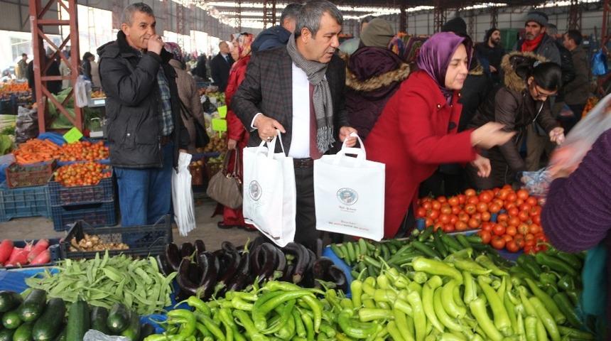 Başkan Yılmaz pazar &ccedil;antası dağıttı
