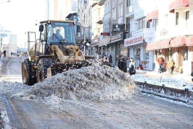 Nevşehir’de belediye ekipleri kar temizliği yapıyor