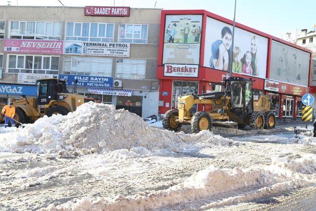 Nevşehir’de belediye ekipleri kar temizliği yapıyor