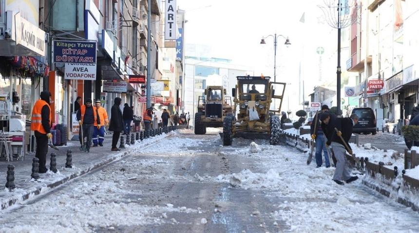 Nevşehir&rsquo;de belediye ekipleri kar temizliği yapıyor