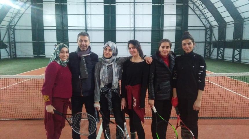 Teniste şampiyon Diyarbakır Muazzez S&uuml;mer