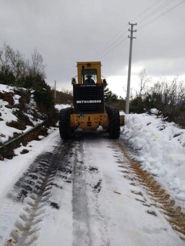 Alanya’da kar yağışı nedeniyle kapanan yollar açıldı