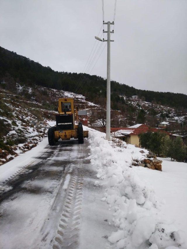 Alanya’da kar yağışı nedeniyle kapanan yollar açıldı