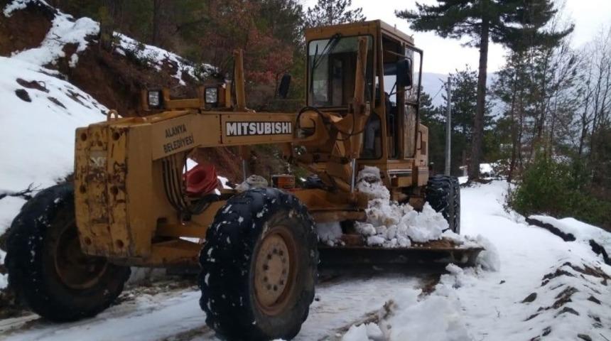 Alanya’da kar yağışı nedeniyle kapanan yollar açıldı