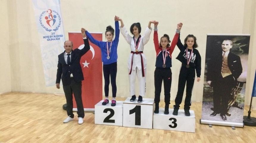 Kdz. Ereğlili Taekwondocular madalyaları topladı