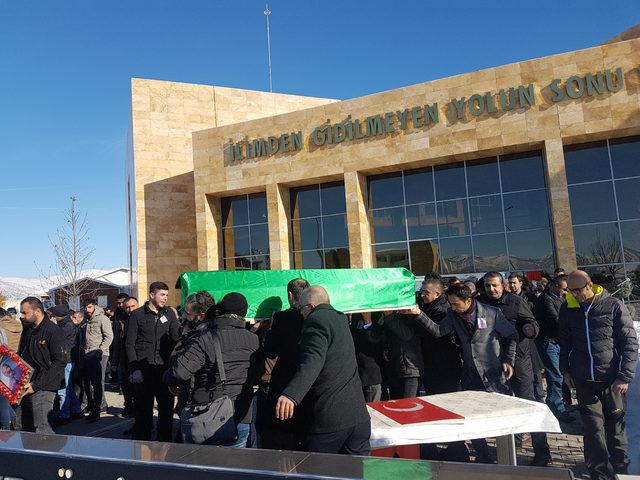 Kalp krizinden ölen öğretim görevlisi Cemal Diribaş Tunceli'de toprağa verildi