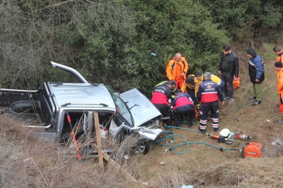 Manisa&rsquo;da kamyonet şarampole yuvarlandı: 4 yaralı