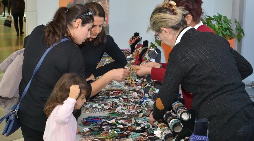 Bal&ccedil;ovalı kadınlar &uuml;reterek g&uuml;&ccedil;leniyor