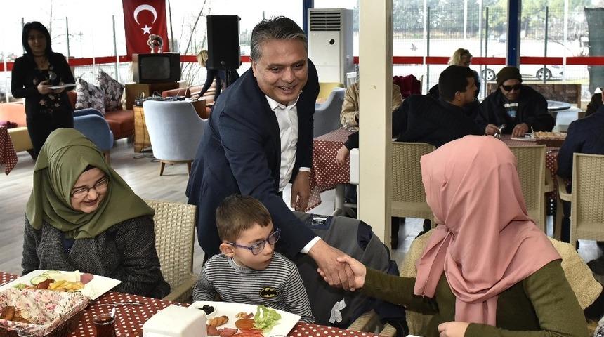 Başkan Uysal, g&ouml;rme engellilerle buluştu
