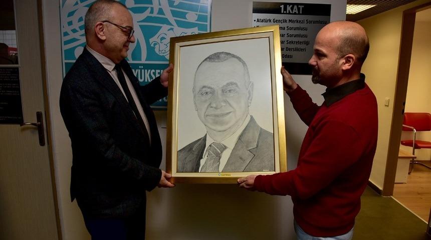 Başkan Erg&uuml;n&rsquo;e kara kalem portre