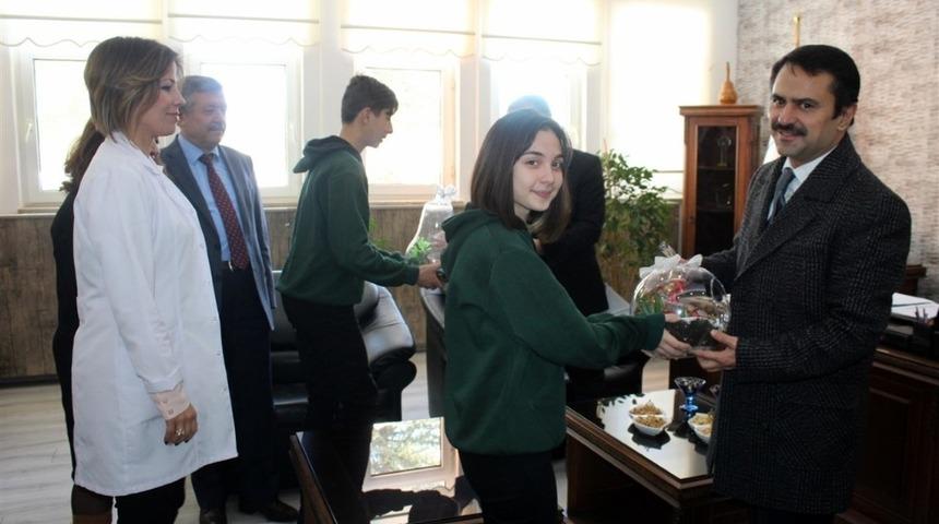 Vali Aktaş, Kardelen Koleji&rsquo;ni ziyaret etti