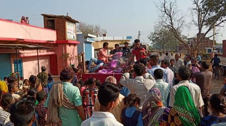 Timsahın cenaze törenine 500 kişi katıldı!