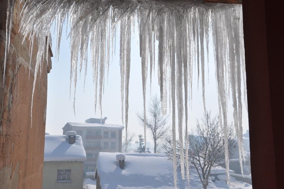 Y&uuml;ksekova buz tuttu