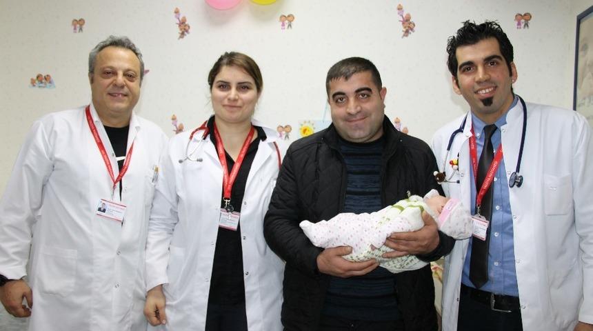 &Ccedil;ift dilli bebek ameliyatla normale d&ouml;nd&uuml;r&uuml;ld&uuml;