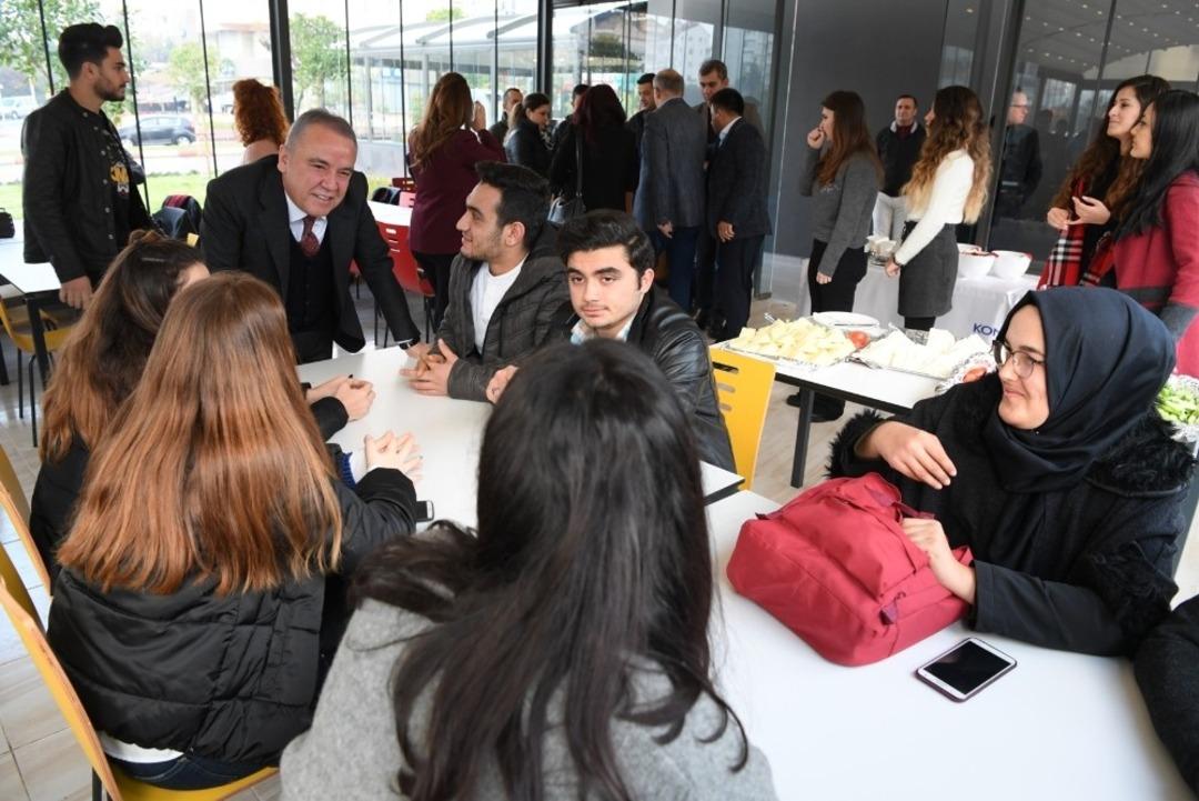 Başkan B&ouml;cek&rsquo;ten &ouml;ğrencilere &uuml;cretsiz &ccedil;orba