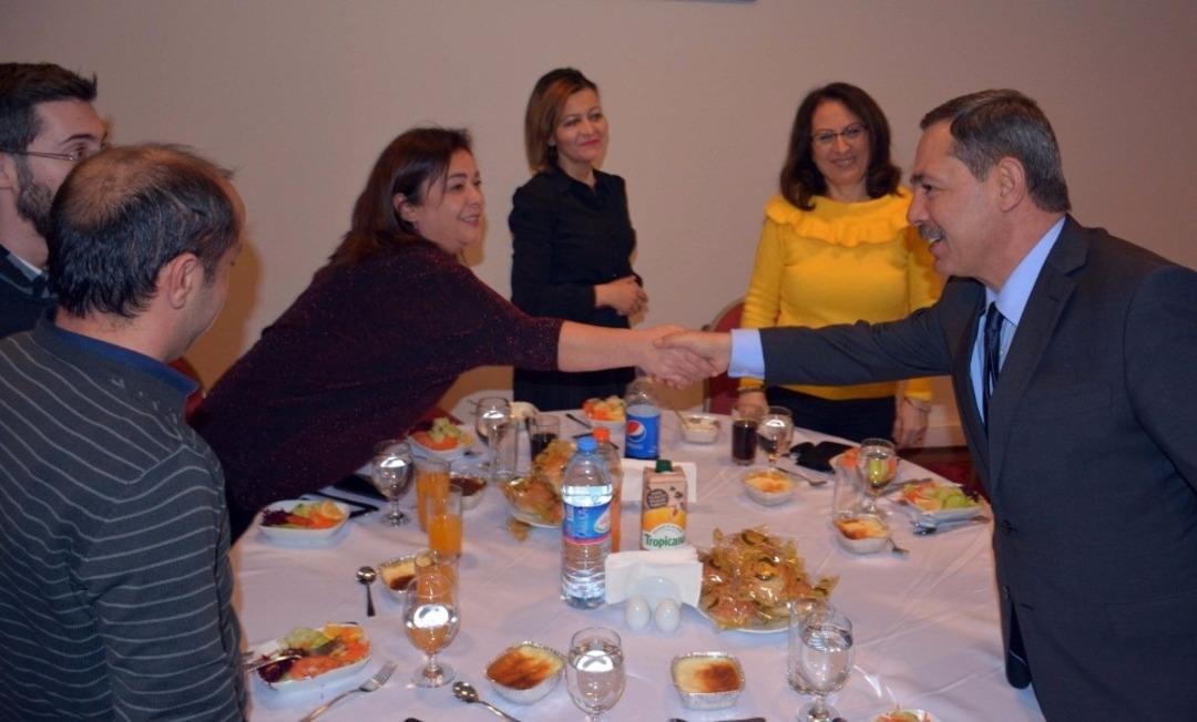 Uysal, gazetecilerle  yemekte buluştu