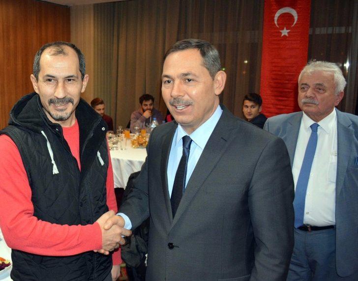 Uysal, gazetecilerle  yemekte buluştu G3