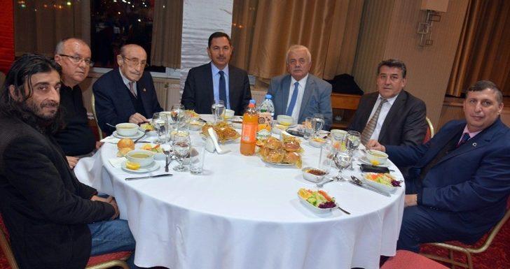 Uysal, gazetecilerle  yemekte buluştu G5