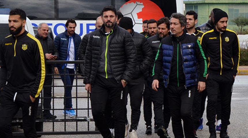 Futbolcular, Dinler Bahçesi'nde cuma namazı kıldı