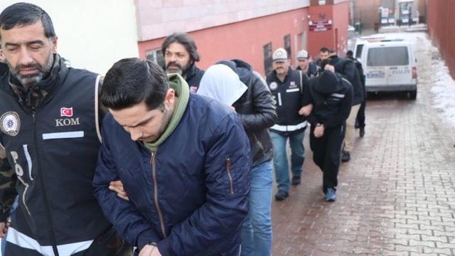 Suriyelilere sahte kimlik ve ikametgah belgesi düzenleyen 7 kişi adliyeye sevk edildi