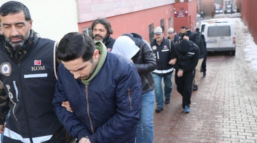 Suriyelilere sahte kimlik ve ikametgah belgesi d&uuml;zenleyen 7 kişi adliyeye sevk edildi