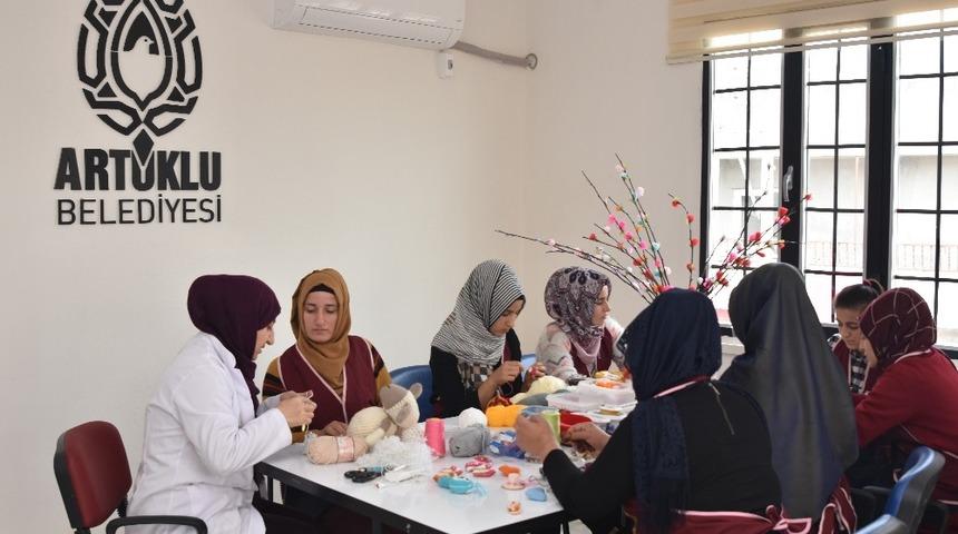 Mahalle konaklarında kadınlar meslek ediniyor