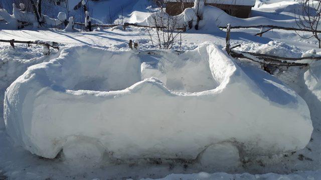 Bahçesine kardan otomobil yaptı