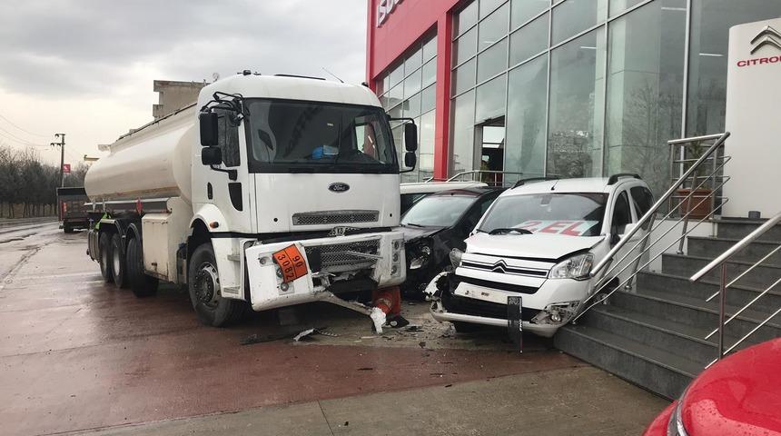 Tanker, oto galeri &ouml;n&uuml;ndeki ara&ccedil;lara &ccedil;arptı