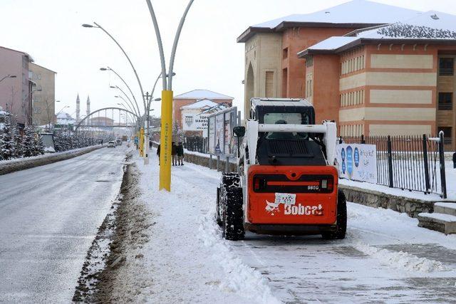 Ağrı’da karla mücadele çalışması